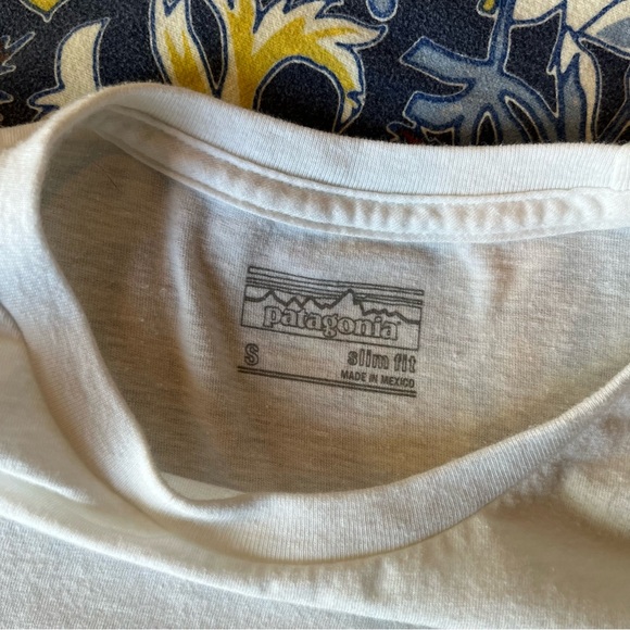 patagonia men's wild rapids ocean current short sleeve tee - white - small - Picture 4 of 5